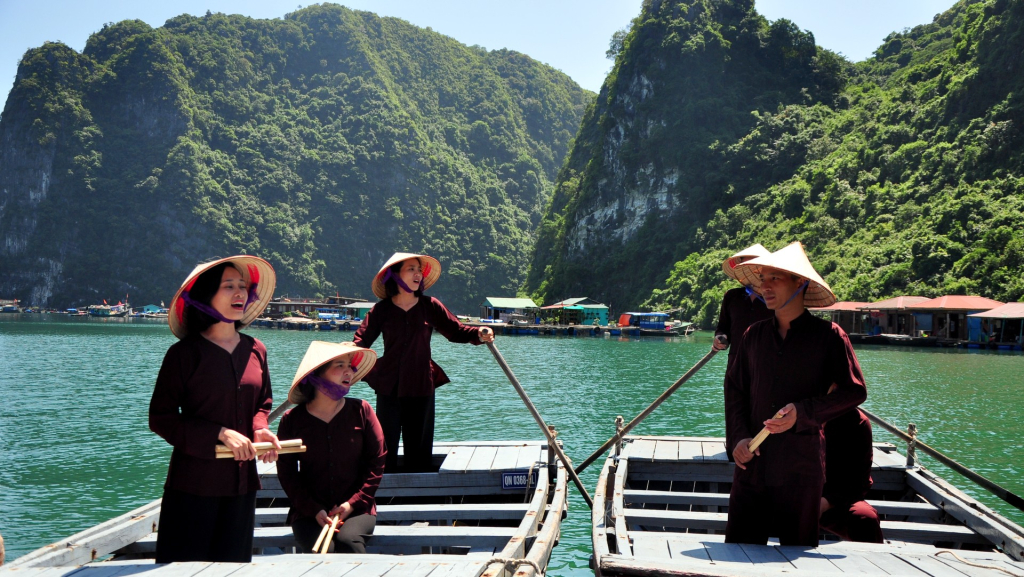 Giao lưu văn nghệ tại làng chài